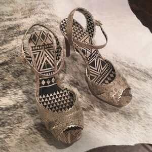 Jessica Simpson Gold Peep Toe Heels